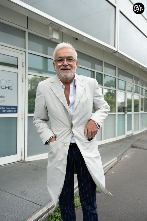 Léa Salamé, qui travaillait avec lui à cette période, se souvient d’un collègue « très cultivé » qui s’ennuyait dans le sport et rêvait d’animer des débats.

Pascal Praud à la sortie des studios de la chaîne de télévision CNews à Paris, le 2 septembre 2025. © Jonathan Jacob / Bestimage