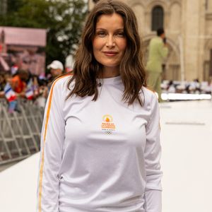 "Toutes les personnes autour de moi qui sont allées la voir ont vu leur peau se transformer", note Laetitia Casta dans Vogue.



Laetitia Casta - Les célébrités participent aux étapes finales du relais de la Flamme Olympique à Saint-Denis (JO), le 26 juillet 2024.
© Jeremy Melloul - Jack Tribeca /Bestimage