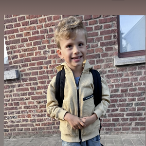 Sur la première image, on découvre un Nino rayonnant, affichant un grand sourire face à l'objectif. 

Marion Rousse partage des photos de son fils Nino qui fait sa rentrée des classes.