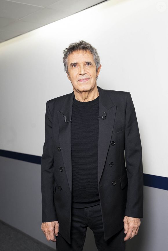 Exclusif - Julien Clerc en backstage de l'enregistrement de l'émission "Famille je vous aime" présentée par M.Drucker et qui sera diffusée le 29 décembre sur France 3, au studio Rive gauche, à Paris, France, le 2 décembre 2025. © Gaffiot-Perusseau/Bestimage