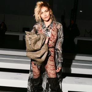 Tout comme Paris Jackson, la fille du chanteur, qui a préféré rester à Hollywood avec des amies.

Paris Jackson au Front Row du défilé Vivienne Westwood Collection Femme Prêt-à-Porter Automne/Hiver 2026-2027 lors de la Fashion Week de Paris (PFW) au Grand Plateau, à Paris, France, le 7 mars 2026. © Lorenzo Cremona/SGP/Bestimage