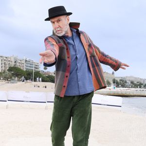 Eric Cantona - Photocall "Brigade Anonyme" sur la plage du Majestic lors de la 9ème édition de "CanneSeries" à Cannes le 26 Avril 2026. © Denis Guignebourg / Bestimage