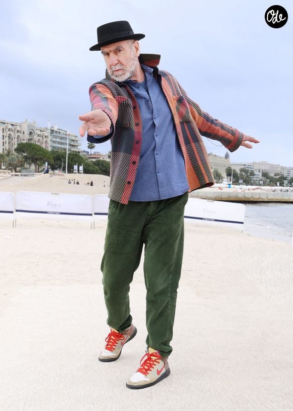 Eric Cantona - Photocall "Brigade Anonyme" sur la plage du Majestic lors de la 9ème édition de "CanneSeries" à Cannes le 26 Avril 2026. © Denis Guignebourg / Bestimage