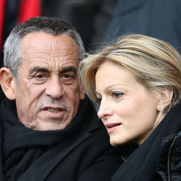Thierry Ardisson s'est éteint.

Thierry Ardisson et sa femme Audrey Crespo-Mara - People au match de Ligue un PSG - Reims au Parc des Princes à Paris.