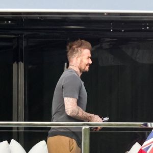 Miami, Floride – EXCLUSIF – L’ancienne star du football David Beckham a été aperçue profitant d’un après-midi ensoleillé à bord d’un yacht, voguant paisiblement sur les eaux calmes de la baie de Miami, en février 2025.

Sur la photo : David Beckham