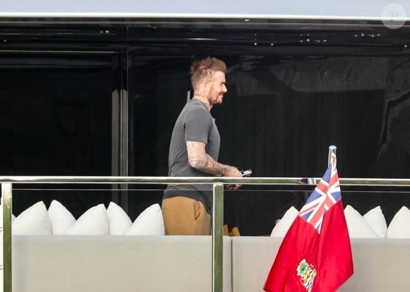 Miami, Floride – EXCLUSIF – L’ancienne star du football David Beckham a été aperçue profitant d’un après-midi ensoleillé à bord d’un yacht, voguant paisiblement sur les eaux calmes de la baie de Miami, en février 2025.

Sur la photo : David Beckham