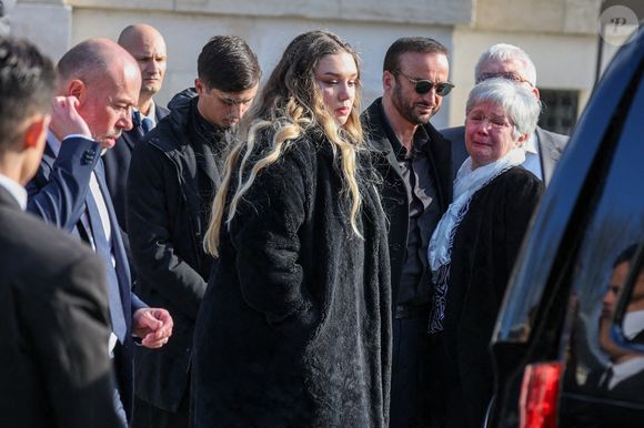 Mais aussi de Milla, sa belle-fille, née d'une ancienne relation d'Emilie Dequenne 
Milla Savarese, la fille de la défunte, Michel Ferracci, Brigitte Dequenne, la mère de la défunte à la sortie des obsèques d'Emilie Dequenne au cimetière Père Lachaise à Paris, France, le 26 mars 2025. © Cyril Moreau/Bestimage