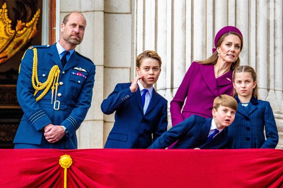 Puisqu'elle profitait d'un break bien mérité puisque c'était les vacances pour George, Charlotte et Louis

Le prince William, prince de Galles, et Catherine (Kate) Middleton, princesse de Galles, avec leurs enfants le prince George de Galles, la princesse Charlotte de Galles et le prince Louis de Galles - - La famille royale britannique assiste aux célébrations du 80ème anniversaire de la fin de la Seconde guerre mondiale (VE Day) à Londres, le 5 mai 2025. Backgrid USA / Bestimage