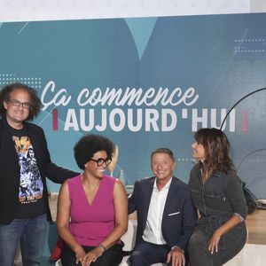 Un clin d'oeil 
Exclusif - Laurent Karila, Amina Yamgnane, Marc Geiger, Faustine Bollaert - - La nouvelle saison de l'émission "ça commence aujourd'hui" sur France 2. Paris le 1er septembre 2023. © Jack Tribeca / Bestimage