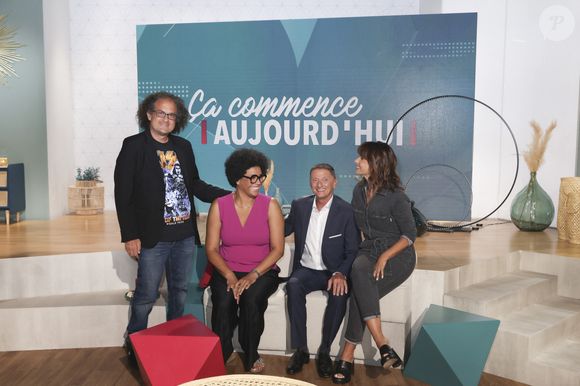 Un clin d'oeil 
Exclusif - Laurent Karila, Amina Yamgnane, Marc Geiger, Faustine Bollaert - - La nouvelle saison de l'émission "ça commence aujourd'hui" sur France 2. Paris le 1er septembre 2023. © Jack Tribeca / Bestimage