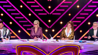 EXCLU Mask Singer 2025 : Un costume obligé d’être retravaillé juste après une prestation, "l'oxygène ne rentrait pas"