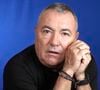 "On a vécu comme des oiseaux à fleur de peau, on avait des flèches, mais pas beaucoup d'armures et on continue maintenant de se fréquenter. Il est plus facile pour nous d'être amis qu'amants".

Fabien Onteniente pose lors d'une séance de portrait à Paris, France, le 21 octobre 2024. Photo par VIM/ABACAPRESS.COM