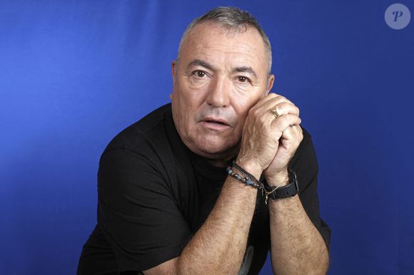 "On a vécu comme des oiseaux à fleur de peau, on avait des flèches, mais pas beaucoup d'armures et on continue maintenant de se fréquenter. Il est plus facile pour nous d'être amis qu'amants".

Fabien Onteniente pose lors d'une séance de portrait à Paris, France, le 21 octobre 2024. Photo par VIM/ABACAPRESS.COM