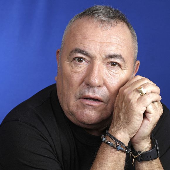 "On a vécu comme des oiseaux à fleur de peau, on avait des flèches, mais pas beaucoup d'armures et on continue maintenant de se fréquenter. Il est plus facile pour nous d'être amis qu'amants".

Fabien Onteniente pose lors d'une séance de portrait à Paris, France, le 21 octobre 2024. Photo par VIM/ABACAPRESS.COM