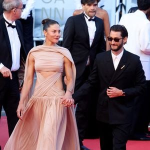 C'est Natasha qui a publié une série de photographies de ce séjour sur son compte Instagram, le 24 mai 2026.
Pierre Niney et sa compagne Natasha Andrews - Montée des marches du film " Histoires parallèles " lors du 79ème Festival International du Film de Cannes, le 14 mai 2026. Photo par Jacovides-Moreau / Bestimage