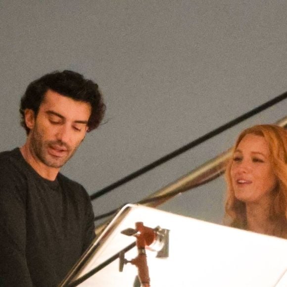 D'après TMZ ce 21 décembre 2024, la star a engagé une procédure judiciaire à l'encontre de Justin Baldoni, le réalisateur du film It Ends with Us (Jamais plus ndlr).


Los Angeles, CA - EXCLUSIF - Blake Lively et Justin Baldoni ont été aperçus en train de tourner une scène sur un toit où on les voit discuter. La production a été interrompue en juin dernier en raison de la grève des scénaristes, mais le tournage a repris début 2024.