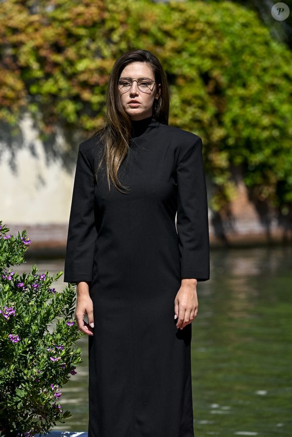 Adele Exarchopoulos - Les célébrités sur le ponton de l'hôtel Excelsior lors de la 82ème édition du festival international du film de Venise (La Mostra), Italie, le 6 septembre 2025. © SGP/Bestimage
