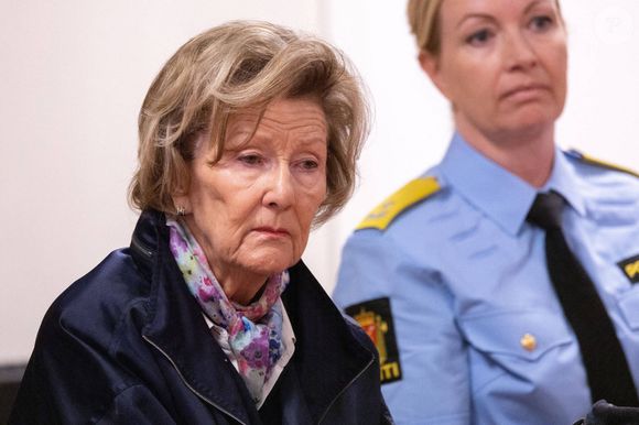 Reine Sonja, visite du site de Mjøndalen lors des inondations en Norvège et réunion avec la Direction des voies navigables et de l'énergie de Norvège (NVE) et les secours locaux à Mjøndalen, Norvège, 11 août 2023.