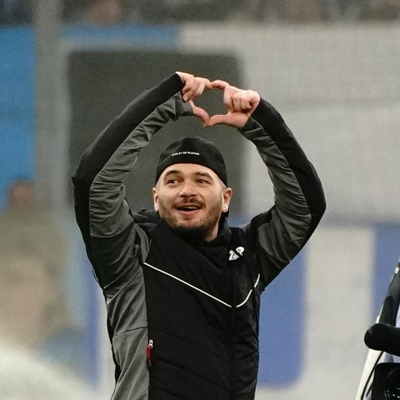 C'est une sacrée histoire de "moulaga", qui occupe le monde du rap : le clip du morceau "La Moulaga", immense tube du rappeur Heuss L'enfoiré en duo avec Jul, est en effet au cœur d'une lourde procédure judiciaire.

Le rappeur marseillais Jul lors du Match de championnat de Ligue 1 Uber Eats opposant l'Olympique Marseille (OM) au FC Lorient au Stade Vélodrome à Marseille, France. © Norbert Scanella/Panoramic/Bestimage