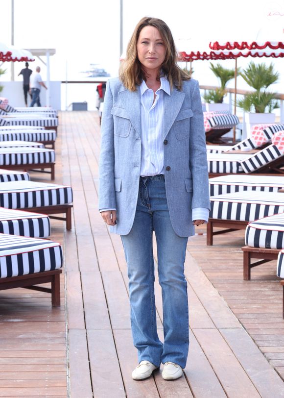 Laura Smet lors du photocall de "Surface" sur la plage du Majestic lors du festival CanneSeries saison 8 à Cannes, France, le 28 avril 2025. © Denis Guignebourg/Bestimage