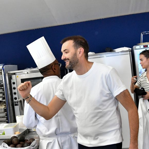 Exclusif - Cyril Lignac dans l’espace VIP “le Pavillon Eiffel,” lors de la 12ème édition Longines Paris Eiffel Jumping au pied de la Tour Eiffel sur le Champ-de-Mars à Paris, France le 20 juin 2026
© Perusseau / Veeren / Bestimage