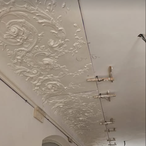 Elle a aussi fait poser des moulures au plafond.

Dans l'entrée de la maison de Karine Le Marchand, des moulures au plafond.