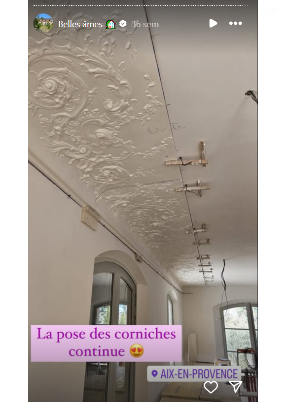 Elle a aussi fait poser des moulures au plafond.

Dans l'entrée de la maison de Karine Le Marchand, des moulures au plafond.