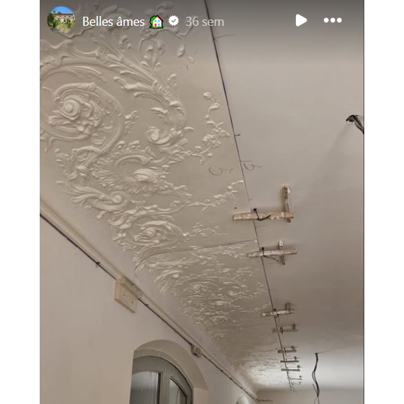 Elle a aussi fait poser des moulures au plafond.

Dans l'entrée de la maison de Karine Le Marchand, des moulures au plafond.