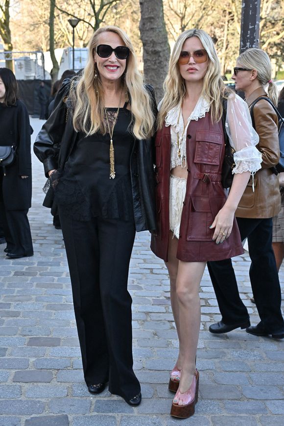 Si elle a pu croiser Jerry Hall et sa fille, elle aussi a retrouvé un membre de sa famille sur place
Jerry Hall, Georgia May Jagger arrivant au défilé Chloé pendant la semaine de la mode à Paris, France, le 6 mars 2025. Photo by Julien Reynaud/APS-Medias/ABACAPRESS.COM