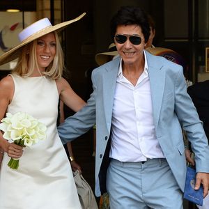 Les jeunes mariés, Jean-Luc Lahaye et sa femme Paola (Lahaye-Aubin) à la sortie de la mairie du 18ème arrondissement de Paris - J.L.Lahaye s'est marié en secondes noces avec sa compagne P.Aubin à la mairie du 18ème arrondissement de Paris, le 2 juillet 2025. © Agence / Bestimage