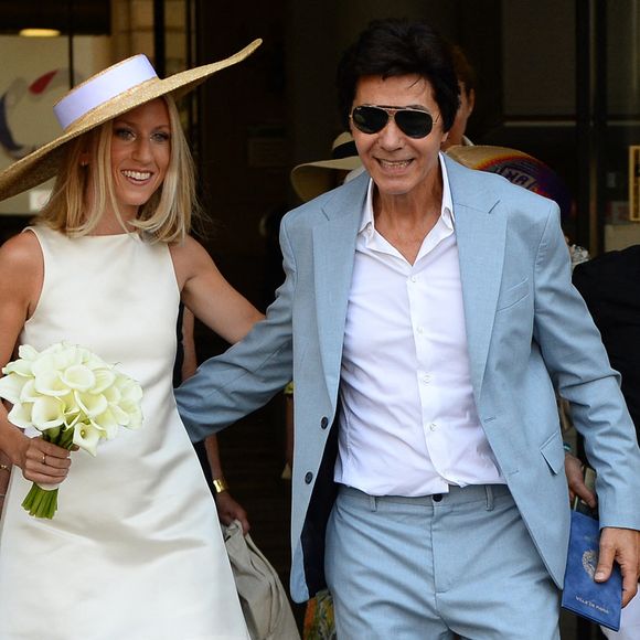 Les jeunes mariés, Jean-Luc Lahaye et sa femme Paola (Lahaye-Aubin) à la sortie de la mairie du 18ème arrondissement de Paris - J.L.Lahaye s'est marié en secondes noces avec sa compagne P.Aubin à la mairie du 18ème arrondissement de Paris, le 2 juillet 2025. © Agence / Bestimage