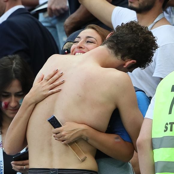 L'ex-Miss France Rachel Legrain-Trapani félicite son compagnon Benjamin Pavard après la victoire de la France face à l’Argentine lors des 8ème de finale de la Coupe du monde à Kazan en Russie le 30 juin 2018. © Cyril Moreau/Bestimage