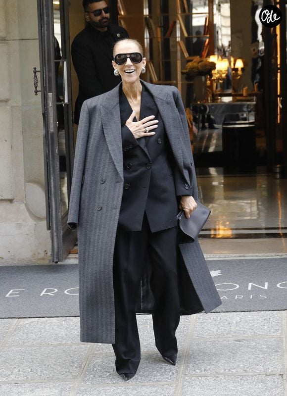 Céline Dion acclamée par ses fans à la sortie de l’hôtel Royal Monceau à Paris, avant de se rendre à la Plenitude Arena de Paris La Défense, pour sa deuxième date de concert, le 16 septembre 2026. © Marc Ausset-Lacroix/Bestimage
