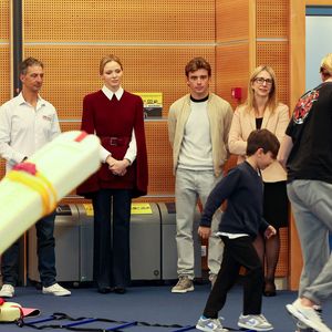 La princesse Charlène de Monaco au Grimaldi Forum, accompagnée du champion monégasque de descente en apnée, Pierre Frolla, et la nouvelle directrice de sa Fondation Mme Anne Boggio, pour accueillir tous les élèves de Cours Préparatoire (CP) de Monaco (316 enfants) pour une matinée de sensibilisation à la prévention de la noyade à Monaco, le 28 novembre 2025. Claudia Albuquerque/Bestimage