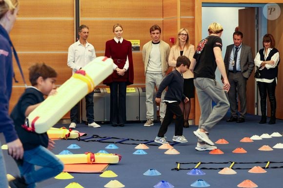 La princesse Charlène de Monaco au Grimaldi Forum, accompagnée du champion monégasque de descente en apnée, Pierre Frolla, et la nouvelle directrice de sa Fondation Mme Anne Boggio, pour accueillir tous les élèves de Cours Préparatoire (CP) de Monaco (316 enfants) pour une matinée de sensibilisation à la prévention de la noyade à Monaco, le 28 novembre 2025. Claudia Albuquerque/Bestimage