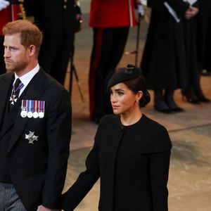 Catherine (Kate) Middleton, princesse de Galles, Le prince Harry, duc de Sussex et Meghan Markle, duchesse de Sussex - Intérieur - Procession cérémonielle du cercueil de la reine Elisabeth II du palais de Buckingham à Westminster Hall à Londres, où les Britanniques et les touristes du monde entier pourront lui rendre hommage jusqu'à ses obsèques prévues le 19 septembre 2022. Le 14 septembre 2022