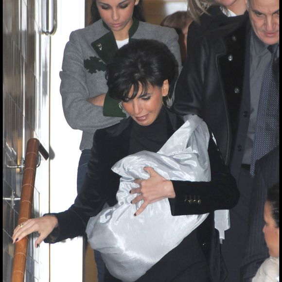 Rachida Dati sort de la clinique de la Muette avec sa fille Zohra entourée de ses gardes du corps et de sa soeur Nadia et de sa nièce Sanna.
