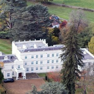Vues aériennes de Royal Lodge à Windsor, où résident encore le prince Andrew et son ex-femme Sarah Ferguson, le 30 octobre 2025. Sommé de quitter les lieux sur décision du roi d'Angleterre, le prince Andrew demanderait deux maisons en échange pour son ex-femme et pour lui-même.