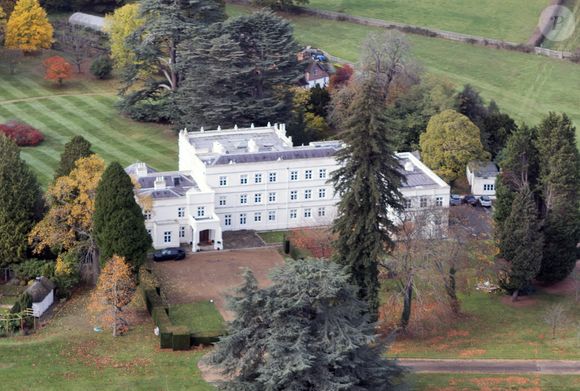 Vues aériennes de Royal Lodge à Windsor, où résident encore le prince Andrew et son ex-femme Sarah Ferguson, le 30 octobre 2025. Sommé de quitter les lieux sur décision du roi d'Angleterre, le prince Andrew demanderait deux maisons en échange pour son ex-femme et pour lui-même.
