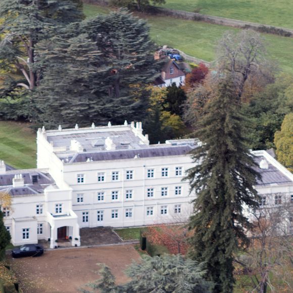 Vues aériennes de Royal Lodge à Windsor, où résident encore le prince Andrew et son ex-femme Sarah Ferguson, le 30 octobre 2025. Sommé de quitter les lieux sur décision du roi d'Angleterre, le prince Andrew demanderait deux maisons en échange pour son ex-femme et pour lui-même.