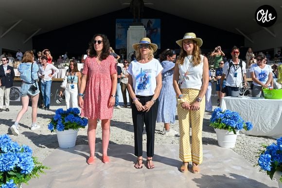 Louise Rochefort, Virginie Coupérie-Eiffel et Vanille Clerc à la remise du Prix du Longines Paris Eiffel Jumping de la 12ème édition Longines Paris Eiffel Jumping au pied de la Tour Eiffel sur le Champ-de-Mars à Paris, France, le 212 juin 2026. © Perusseau-Veeren/Bestimage