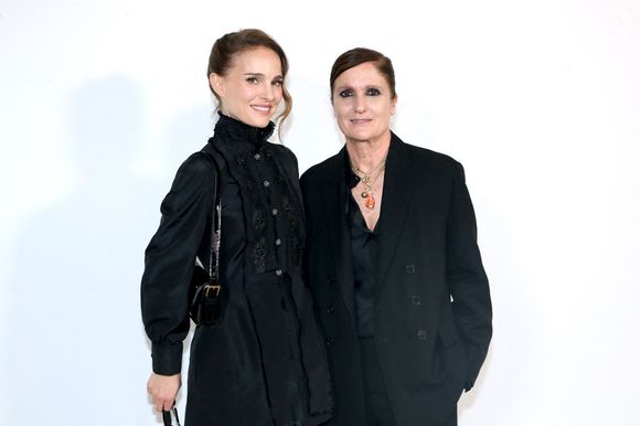 Elle a pris la pose avec la styliste Maria Grazia Chiuri 
Natalie Portman et Maria Grazia Chiuri posent à la fin du Défilé de Mode Dior, Prêt-à-porter Automne / Hiver 2025-2026 dans le cadre de la Fashion Week de Paris, France, le 04 Mars 2025. 

© Bertrand Rindoff / Bestimage