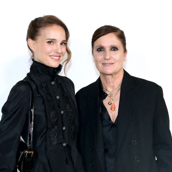 Elle a pris la pose avec la styliste Maria Grazia Chiuri 
Natalie Portman et Maria Grazia Chiuri posent à la fin du Défilé de Mode Dior, Prêt-à-porter Automne / Hiver 2025-2026 dans le cadre de la Fashion Week de Paris, France, le 04 Mars 2025. 

© Bertrand Rindoff / Bestimage