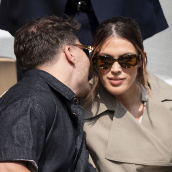 Antoine Dupont et sa compagne Iris Mittenaere en tribunes lors de la finale messieurs des Internationaux de France de Tennis de Roland Garros 2025 (jour 15), à Paris, France, le 8 juin 2025. © Cyril Moreau/Bestimage