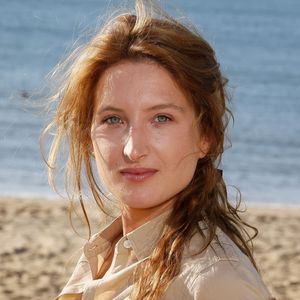 Lors des obsèques, Julia Piaton portait un bouquet de fleurs et a porté le cercueil avec sa soeur Clara lors de la fin de la cérémonie, tout comme Zaman Hachemi, le mari de Charlotte de Turckheim.

Julia Piaton (fille de Charlotte de Turckheim), participe à la 2ème édition du Festival International du Film de Saint-Jean-de-Luz, le 9 octobre 2015. @ PATRICK BERNARD / BESTIMAGE