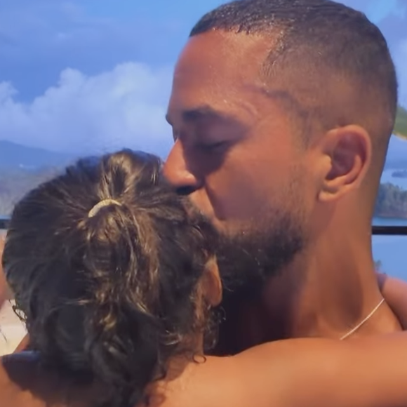 Le chanteur a partagé sur ses réseaux sociaux de tendres images de son séjour en Colombie avec sa petite fille.

Slimane en voyage avec sa fille Esmeralda en Colombie