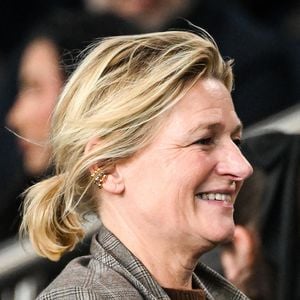 Elle leur demande surtout de ne pas se contenter du minimum.

Anne-Elisabeth Lemoine - Célébrités dans les tribunes lors du match de football du PSG face à Metz au Parc des Princes à Paris le 21 Février 2026. Matthieu Mirville/Bestimage