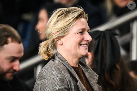 Elle leur demande surtout de ne pas se contenter du minimum.

Anne-Elisabeth Lemoine - Célébrités dans les tribunes lors du match de football du PSG face à Metz au Parc des Princes à Paris le 21 Février 2026. Matthieu Mirville/Bestimage