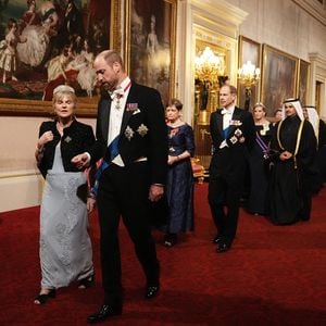 La vicomtesse Hood et le prince de Galles se dirigent vers l'East Gallery pour assister au banquet d'État de l'émir du Qatar, le cheikh Tamim bin Hamad Al Thani, au palais de Buckingham, à Londres, lors de sa visite d'État au Royaume-Uni. Londres, Royaume-Uni, mardi 3 décembre 2024. Photo by Aaron Chown/PA Wire/ABACAPRESS.COM