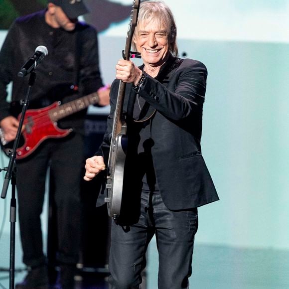 Il raconte comment son père l’a emmené voir un psy pour le dissuader de se lancer dans la musique.

Exclusif - Jean-Louis Aubert - Enregistrement de l'émission "La fête de la chanson française" à Paris, présentée par L.Thilleman et A.Manoukian, et diffusée le 20 décembre sur France 3
© Pierre Perusseau / Bestimage